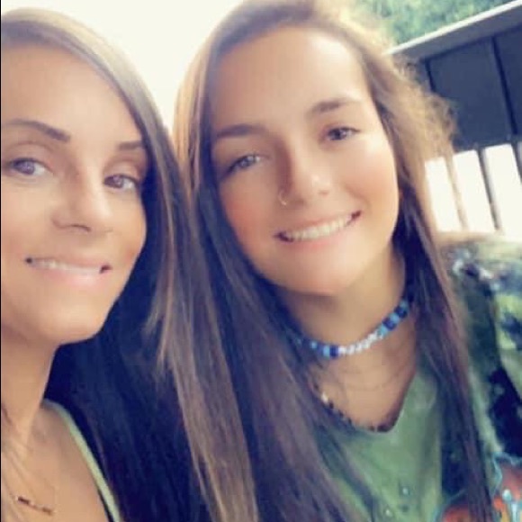 Meet your Posher, Stephanie - Picture 3 of 12